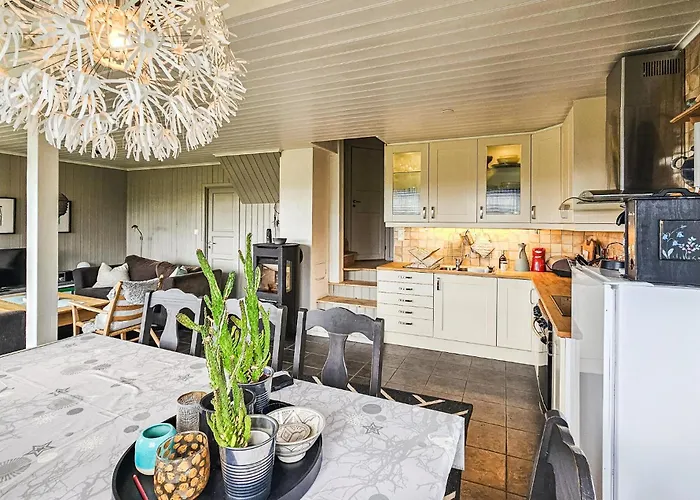 Stunning In Edland With Sauna Hébergement de vacances Nesland